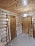 Двери из массива сосны дг7 в деревянном срубе фото