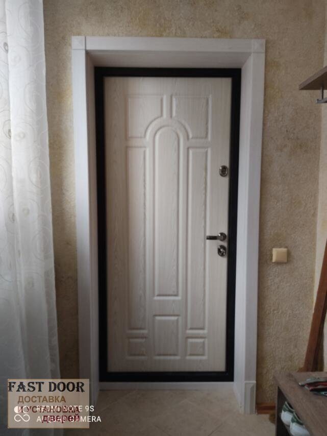 Портал на входную дверь, с карнизом. Цвет: нордик