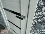 Дверь экошпон Porta P24. Цвет: лиственница белая, стекло черное фото 3