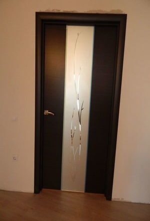 Дверь Ростра ПО Гранд с белым рисунком. Цвет: венге